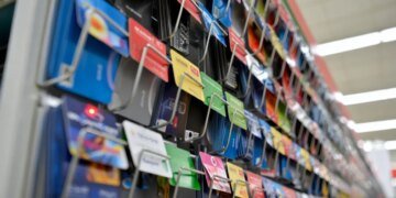 “Jingle Thief” Hackers Exploit Cloud Infrastructure to Steal Hundreds of thousands in Reward Playing cards