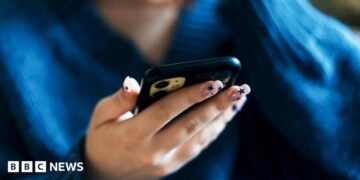 Midnight social media curfew proposed for older UK teenagers